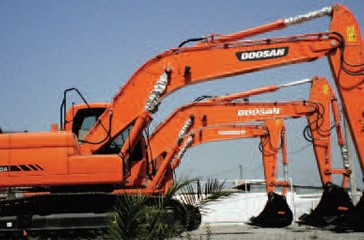 <span style='font-weight:300;'>Doosan 225, 340, 500</span><br/>Trois pelles de 22 à 50 tonnes dans les cordes des financements