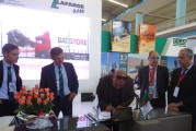 Distribution : Lafarge Algérie signe quatre conventions de franchise bâtistore sur son stand à Batimatec
