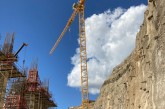 Grue potain 64 T sur le chantier de la construction de la centrale hydroélectrique en Tanzanie