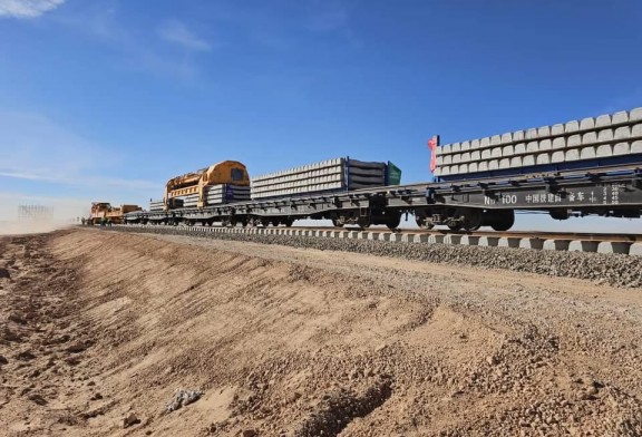 Avancement des Travaux sur la Ligne Minière Ouest du Chemin de Fer : Pose du Rail et Explosions Contrôlées