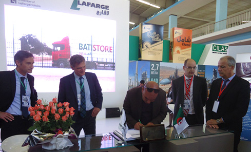 Distribution : Lafarge Algérie signe quatre conventions de franchise bâtistore sur son stand à Batimatec