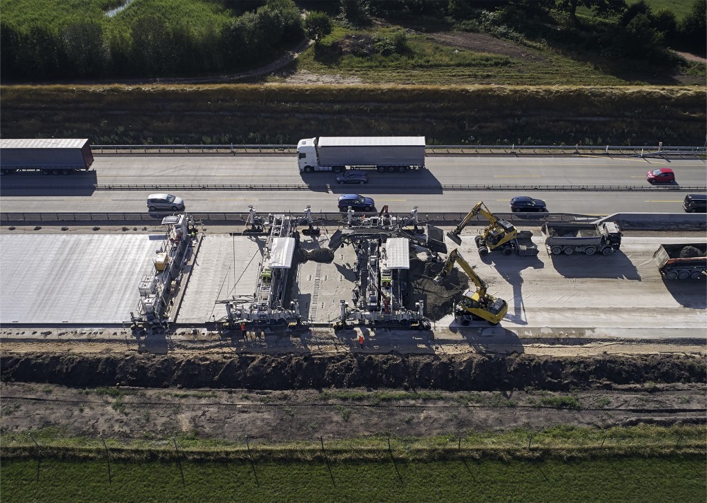Pose de béton bicouche Witrgen propose la Sp154i pour les grands chantiers autoroutiers