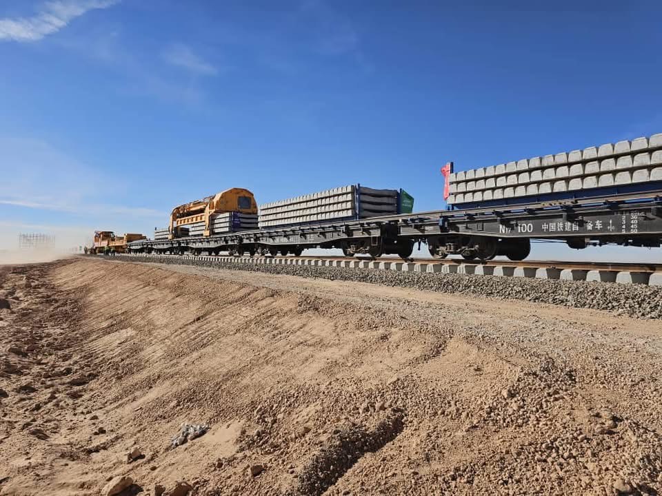 Avancement des Travaux sur la Ligne Minière Ouest du Chemin de Fer : Pose du Rail et Explosions Contrôlées